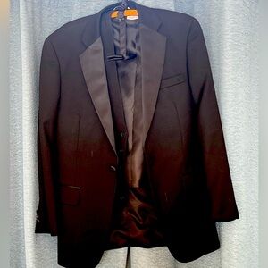 Versini 3 piece Tuxedo 100% wool recently dry cleaned , Jacket is men’s size. 38
